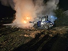 Der Radlader des THW Gießen beim Transport der brennenden Heuballen