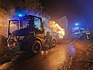 Der Radlader des THW Gießen beim Transport der brennenden Heuballen